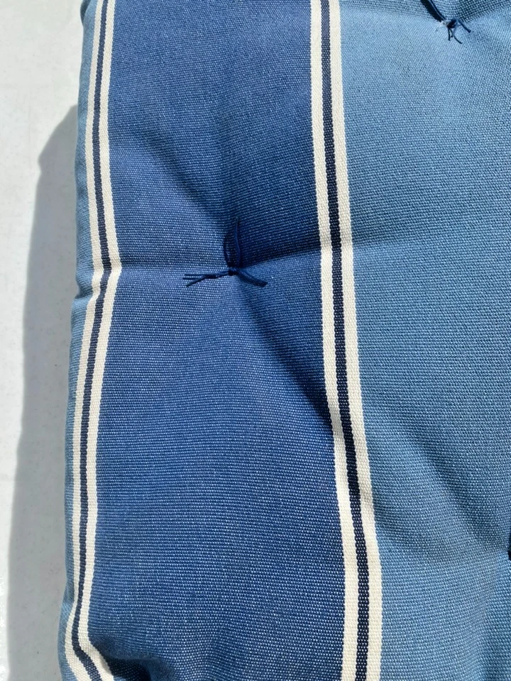 Cojín acolchado para silla de comedor Pottery Barn patio a rayas azul marino 17" x 17" Foto 3 de 4