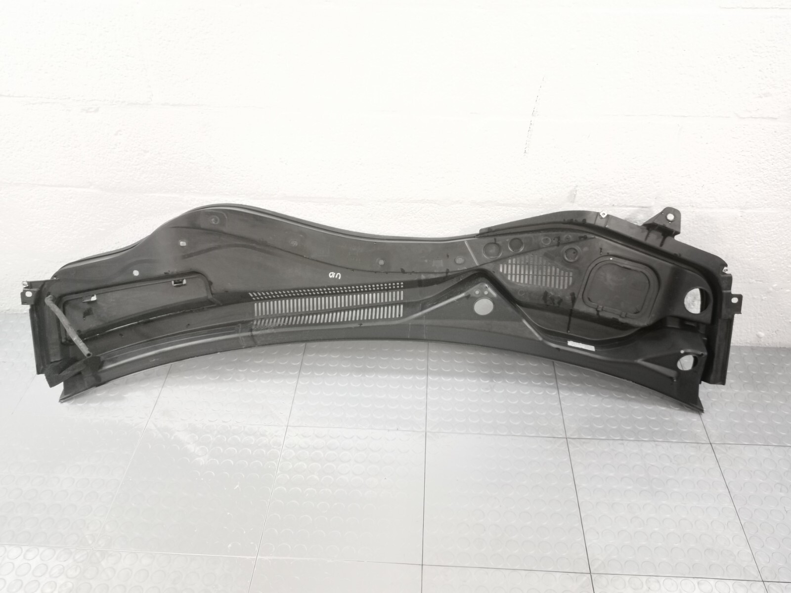 17-20 MASERATI Levante FRONT WINDSHIELD WIPER COWL COVER PANEL 670041959
