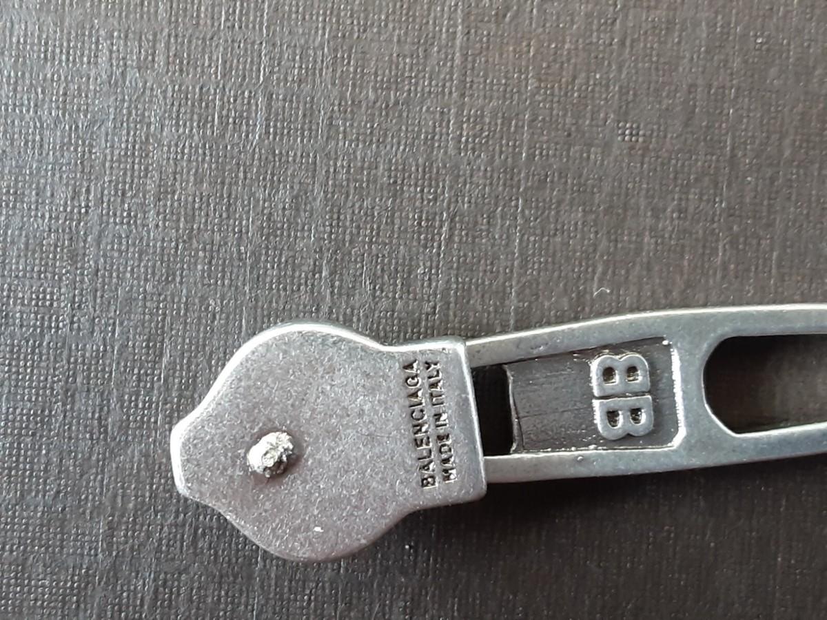 One BALENCIAGA pieces metal zipper pull pendant SILVER