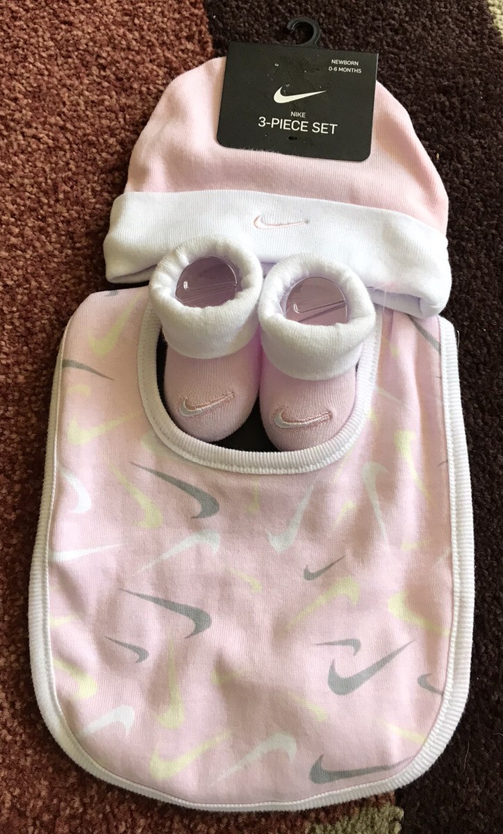 NIKE BABY GIRL GIFT SET BEANIE HAT, BOOTIES AND BIB PINK SIZE