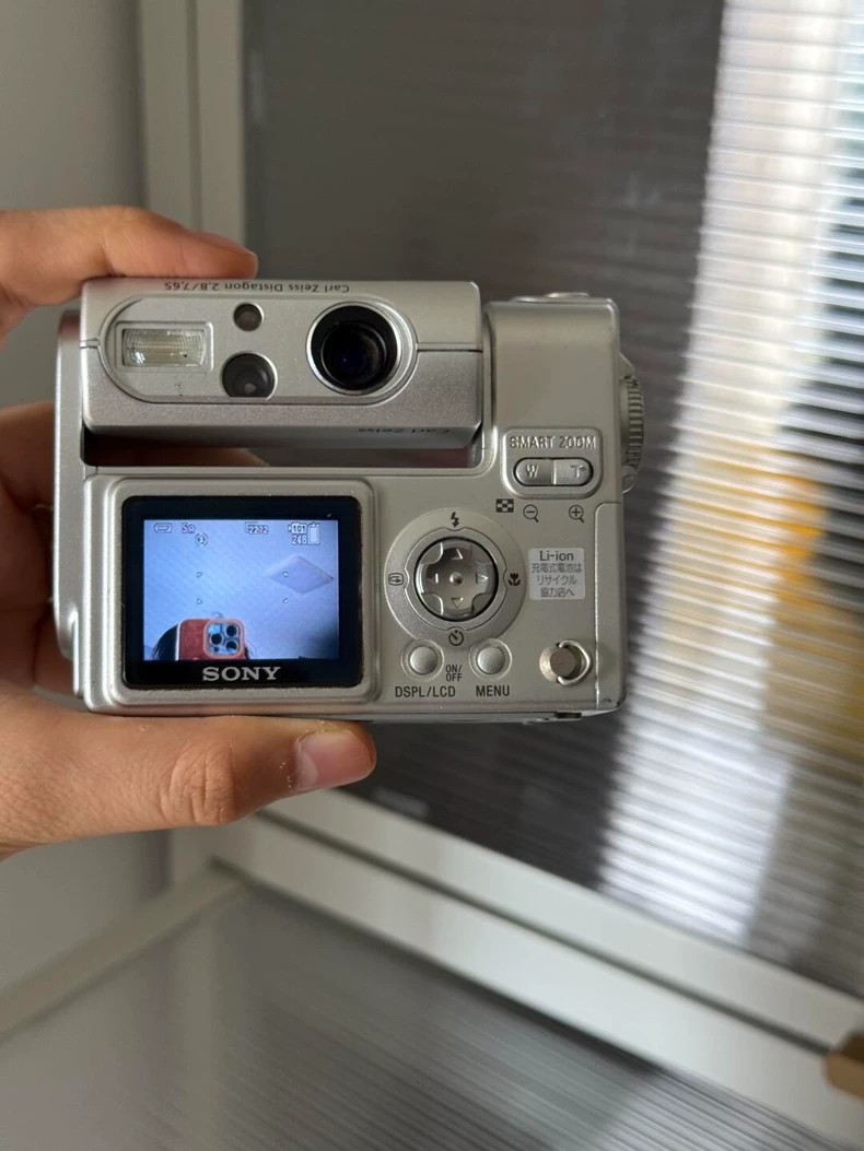 Sony Cyber-Shot DSC-F77 Silver 4.0MP Compact Digital Camera