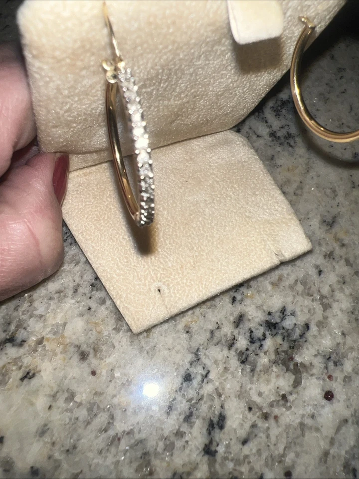 14Kt 黄金 Aprox 1 克拉 TW 钻石内/外铰边椭圆形环状耳环 1 — 第 2/3 张图片