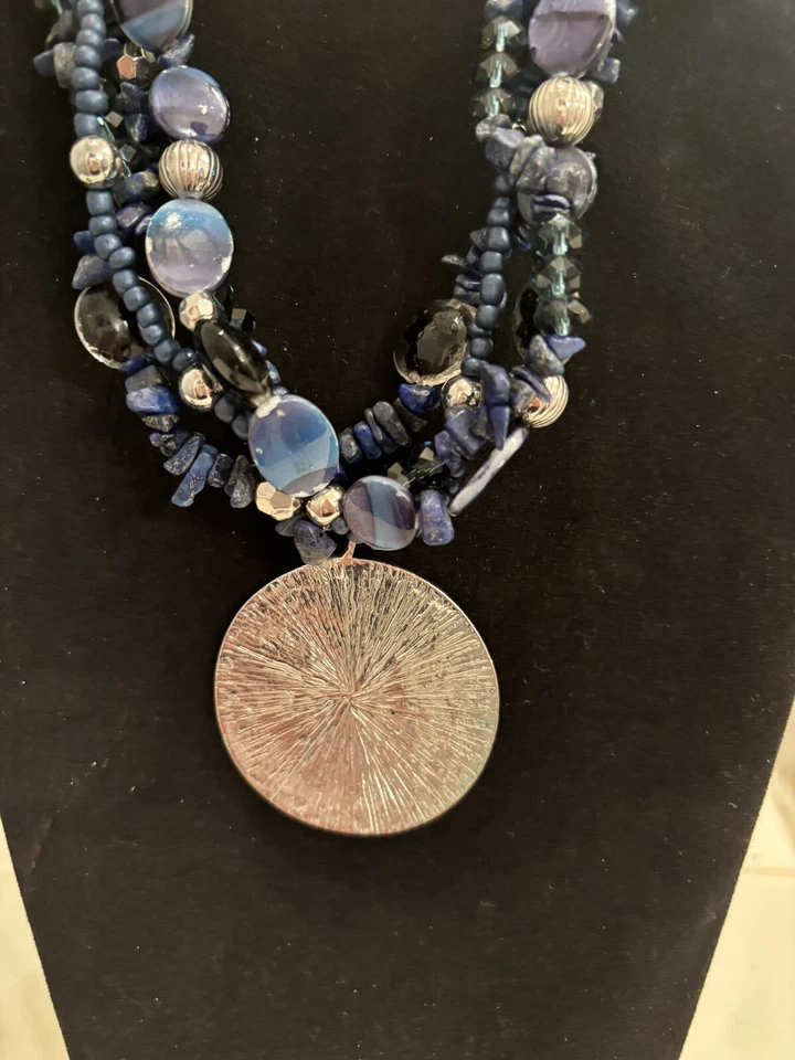 Vera Wang Brilliant Blues, Beads And Stones Chunky Necklace With Silver Accents Foto 3 de 4