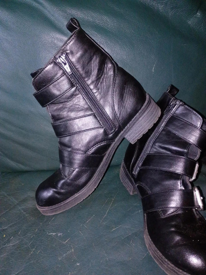 Botas de motociclista Big Buddha para mujer de cuero negro hebilla plateada 8,5 cierre de cremallera excelentes Foto 4 de 4