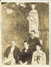 Press Photo Marconi with his mother, father and brother in Park at Villa Grifone