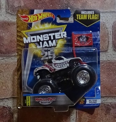 2017 Hot Wheels Monster Jam Monster Mutt Dalmatian MJ Dog Pound w/ Team Flag