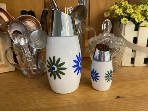 Vintage Westinghouse Gemco milk glass Set, featuring pepper and sugar dispensers