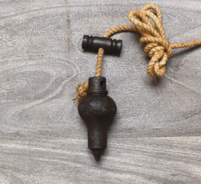 Vintage Eisen Miniatur Nivellier Plumb Bob Werkzeug Sammlerstück Rustikal Bau...
