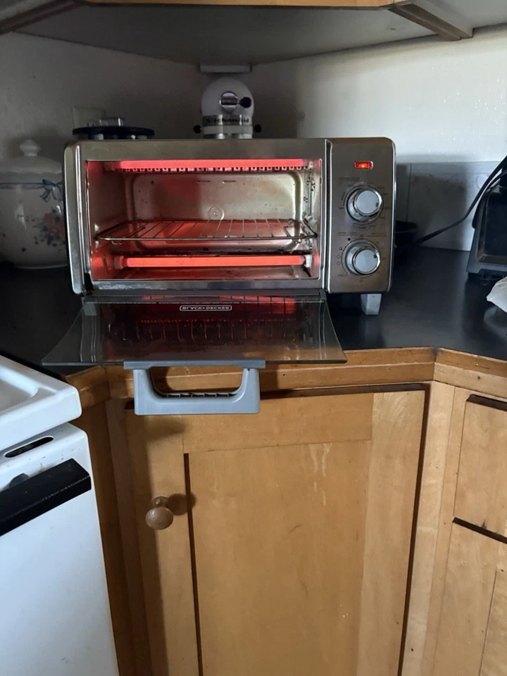 Black And Decker Small Toaster Oven Stainless Steel Color. Used - Image 4 of 4