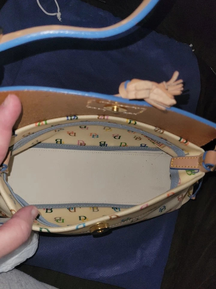 Bolsa e bolsa de pó vintage DOONEY & BOURKE multicolorida marrom monograma não usada - Imagem 2 de 2