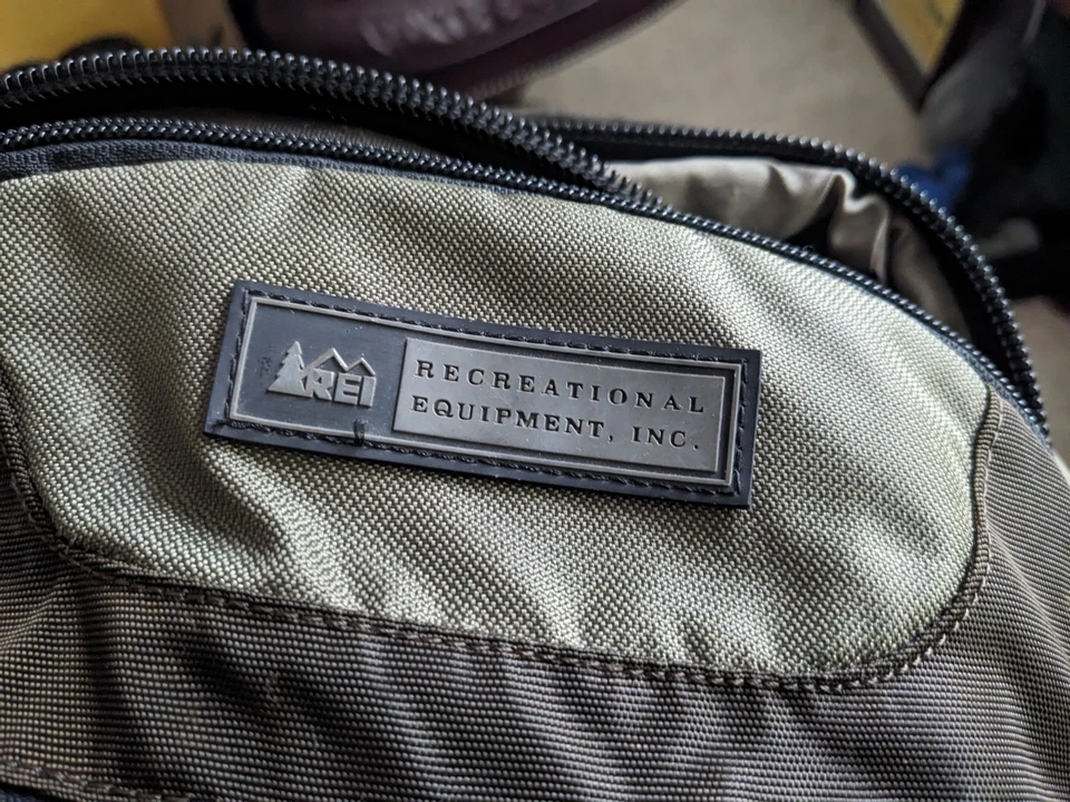 "Bolsa de mano convertible REI equipaje con ruedas 22"" verde lona" Foto 3 de 4