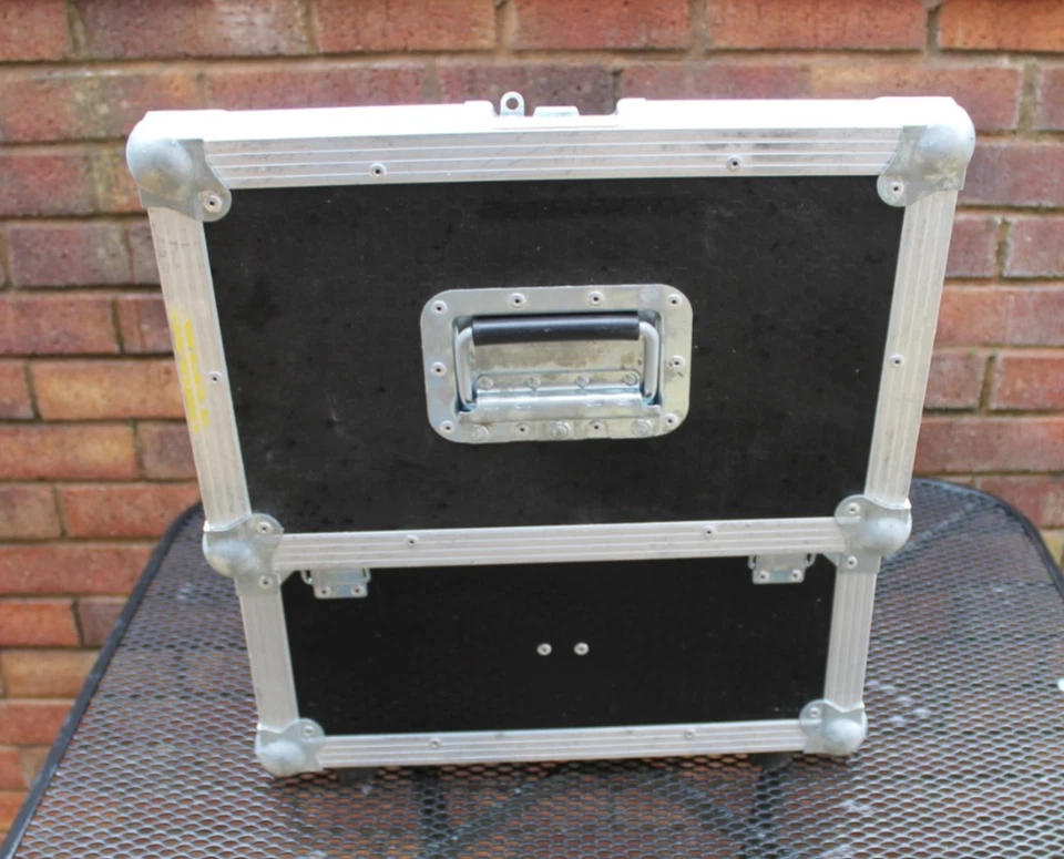 Swan Flight Case - External size = 46cms x 30cms x 25cms - with two compartments - Image 4 of 4