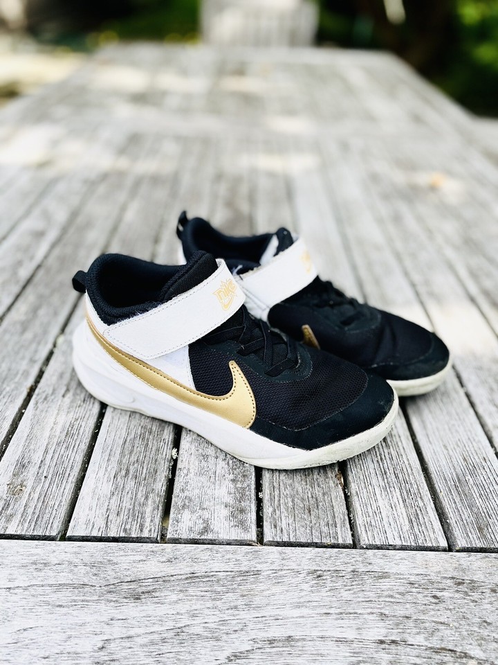 Nike Youth Boy's Team Hustle D 10 Basketball Shoes Size 2 Black Gold