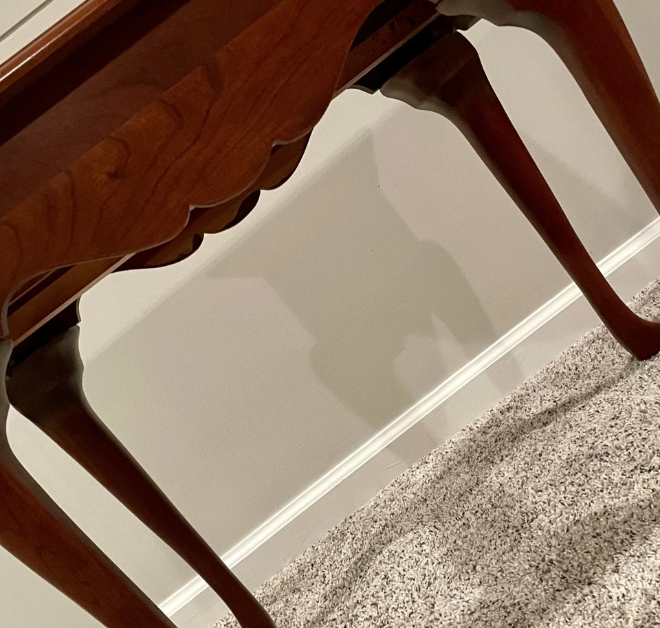 Mesa auxiliar de madera maciza de cerezo Pennsylvania House - RECOGIDA 24” X 16” - 2 de 2 Foto 2 de 4