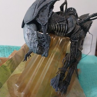 McFarlane Toys Action Figure Alien/Xenomorfo nero/grigio con coda e base