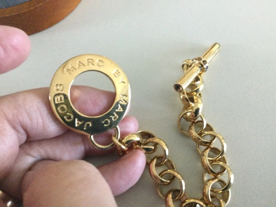 Brazalete de cadena de eslabones ovalados electrochapado dorado firmado por Marc Jacobs Foto 3 de 4