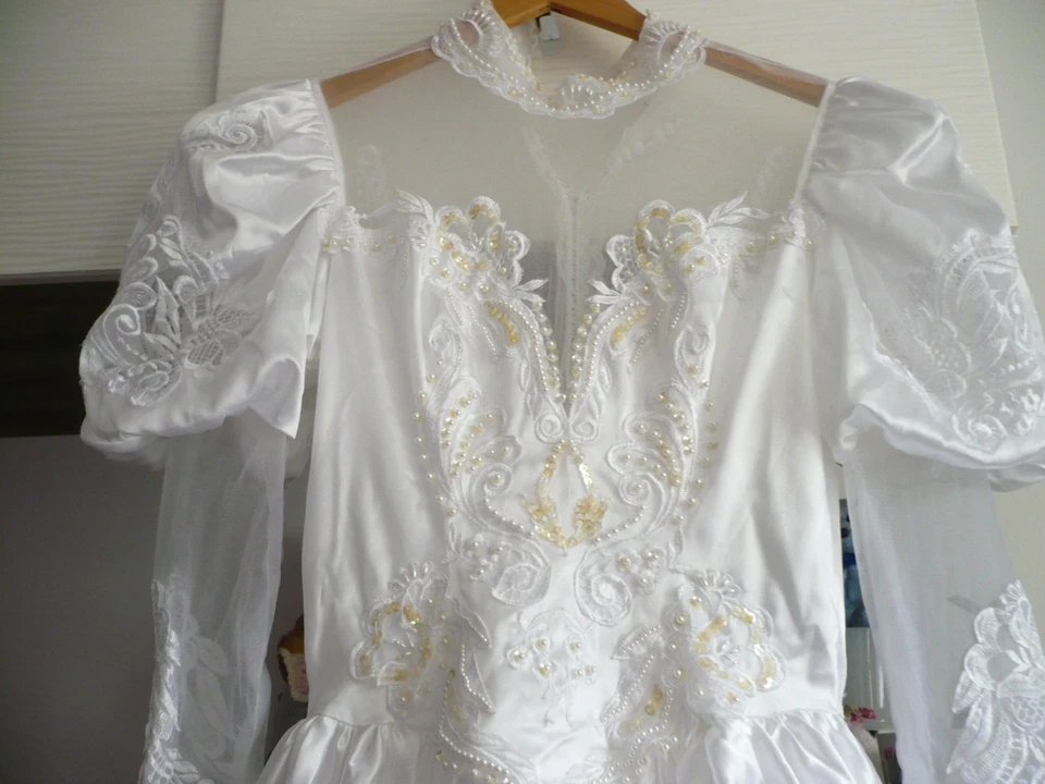 Sehr schönes weißes Brautkleid lang mit Spitze u. Perlen/Pailetten Gr. 36/38 - Bild 4 von 4
