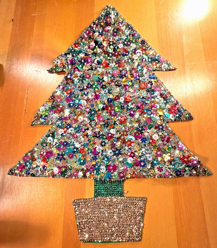 FELT JEWELED BEADED SEQUINED  GREEN  FELT CHRISTMAS TREE VINTAGE WALL HANGING