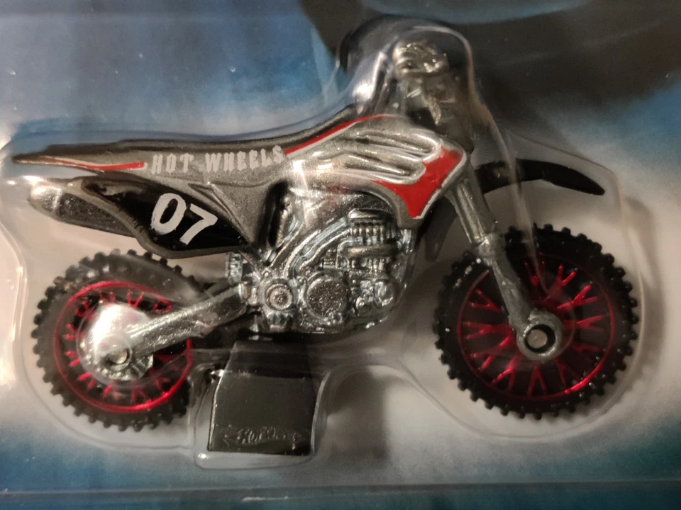 Hot Wheels 2007 New Models  #11/36 Gray WASTELANDER - Red Spokes W/Protector  - Image 2 of 4