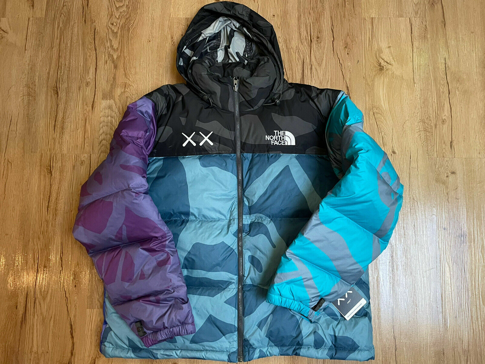 The North Face Outlet: nylon jacket with camouflage print - Blue