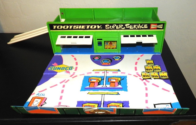 Vintage 1969 TOOTSIETOY Super Service Play Set MADE in Hong Kong Near MINT!!
