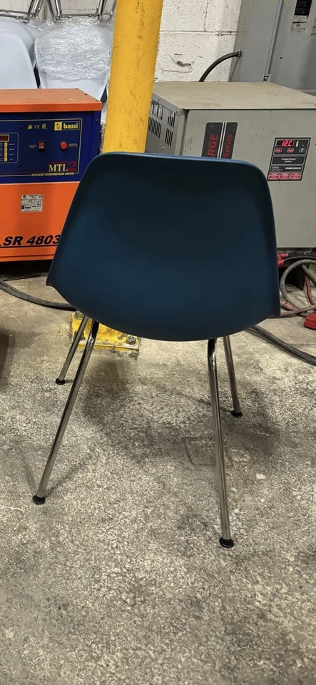 Sillas de plástico moldeadas Herman Miller Eames Foto 2 de 2