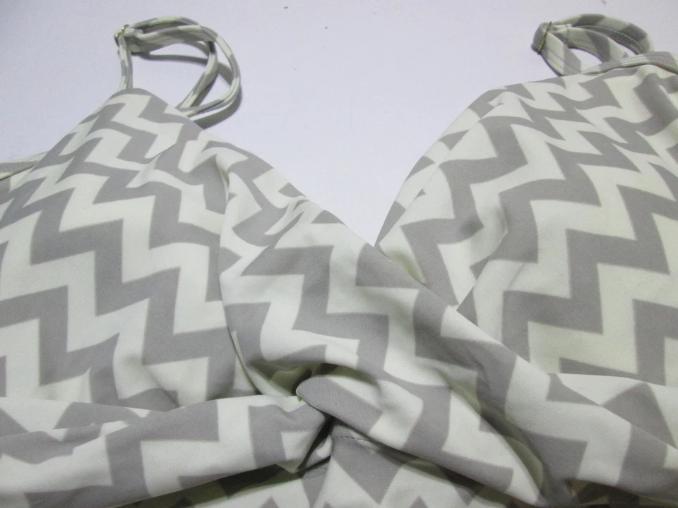Liz Lange Womens Size M Tankini White/Gray Wireless Lined Chevron Beachwear - Image 4 of 4