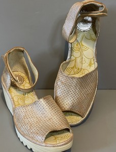 fly tilly sandals