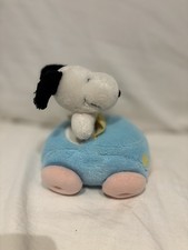 Peluche Snoopy en voiture vintage