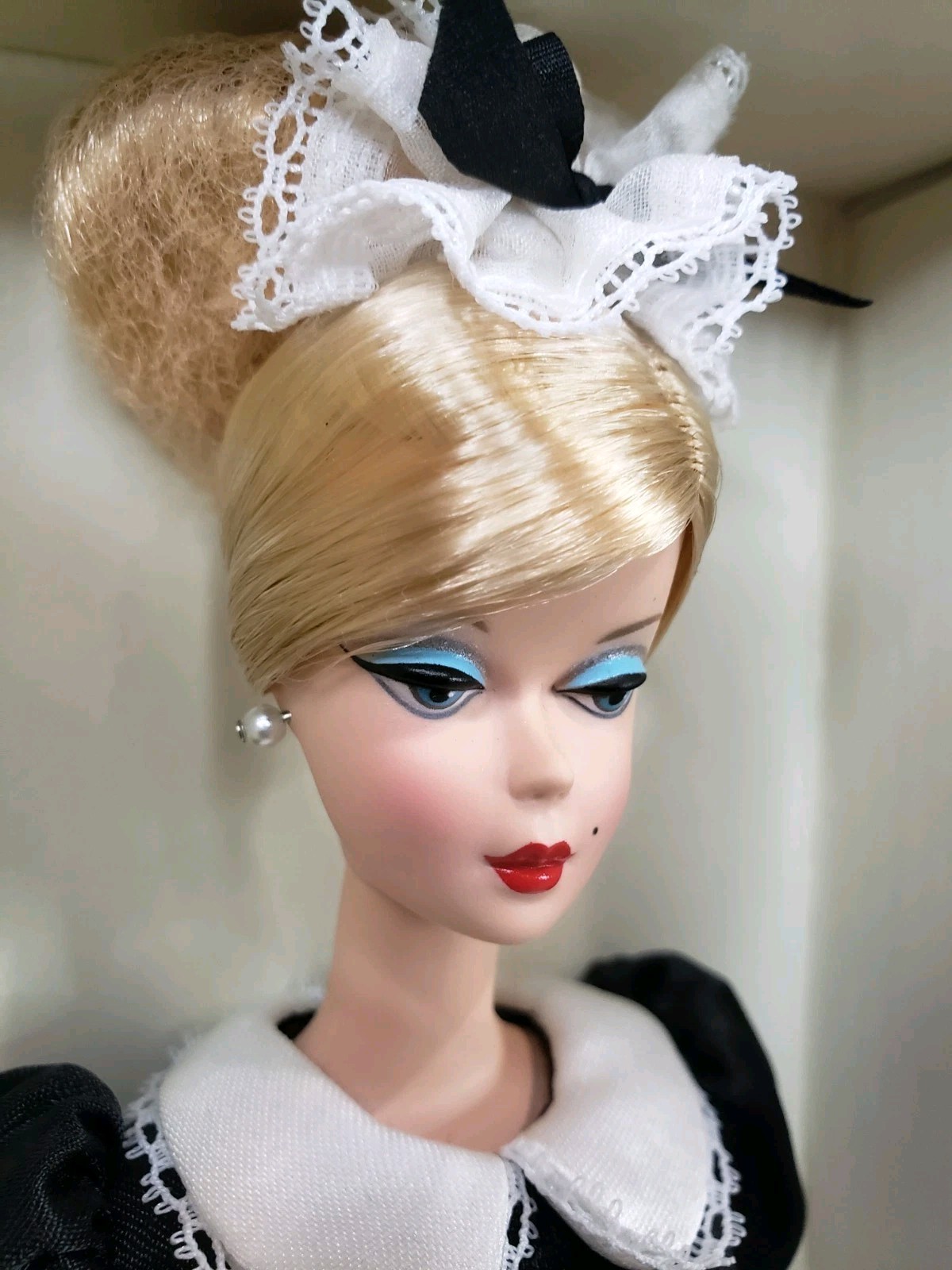 Кукла Barbie the French Maid Silkstone Doll 2005 Gold Label Mattel J0966 — фото 4