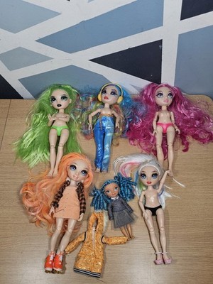 Rainbow High 6 Puppen Konvolut, etwas Zubehör, guter Zustand.