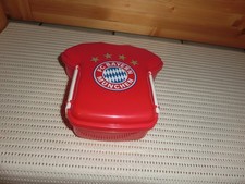 Dose, Butterbrotdose, Vorratsdose, mit FC Bayern Aufdruck, rot, in Trikot-Form