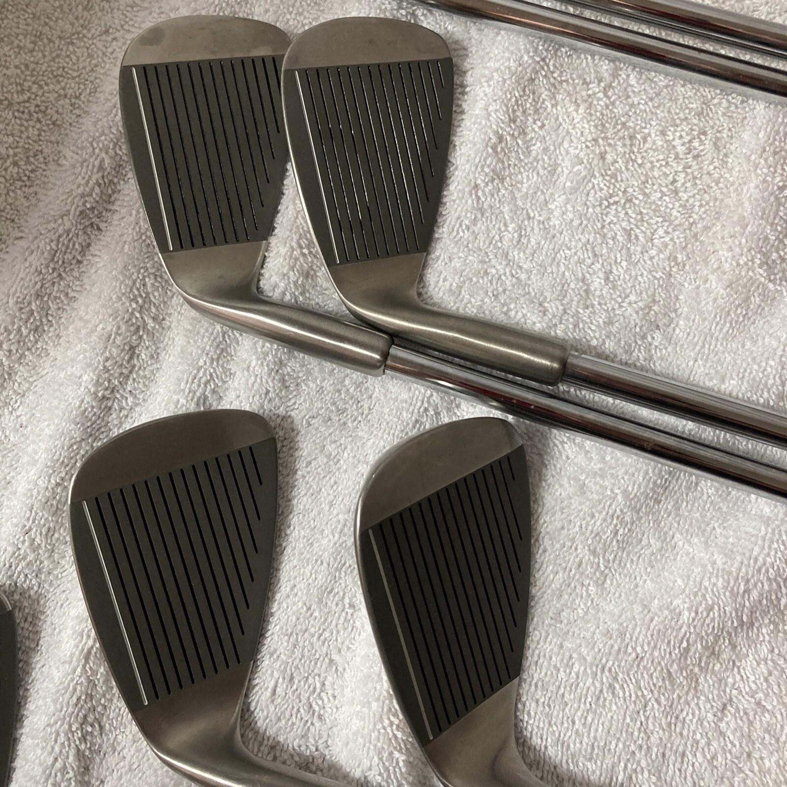 Wilson HT 2000 Men&rsquo;s Midsize Iron Set 3-PW And Putter Right Handed Golf Club