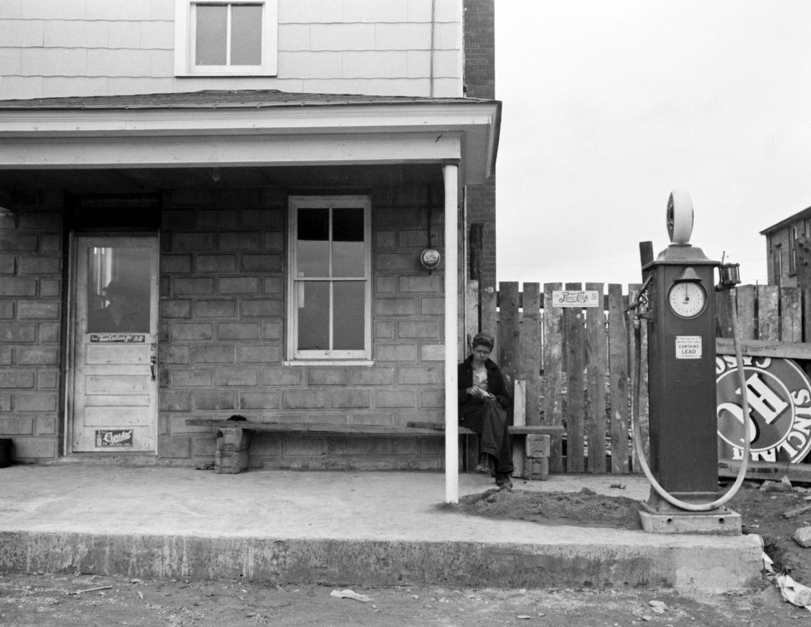 1942 Gas Station, Mount Carmel, Pennsylvania Old Photo 8.5