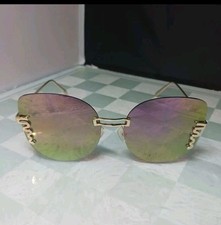 Butterfly shaped sunglasses with gold tone metal Frame Rimless