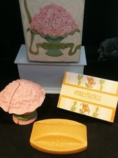 VINTAGE AVON HOSTESS BOUQUET GUEST SOAP SET FROM 1972 WITH A 4.9OZ BATH SOAP