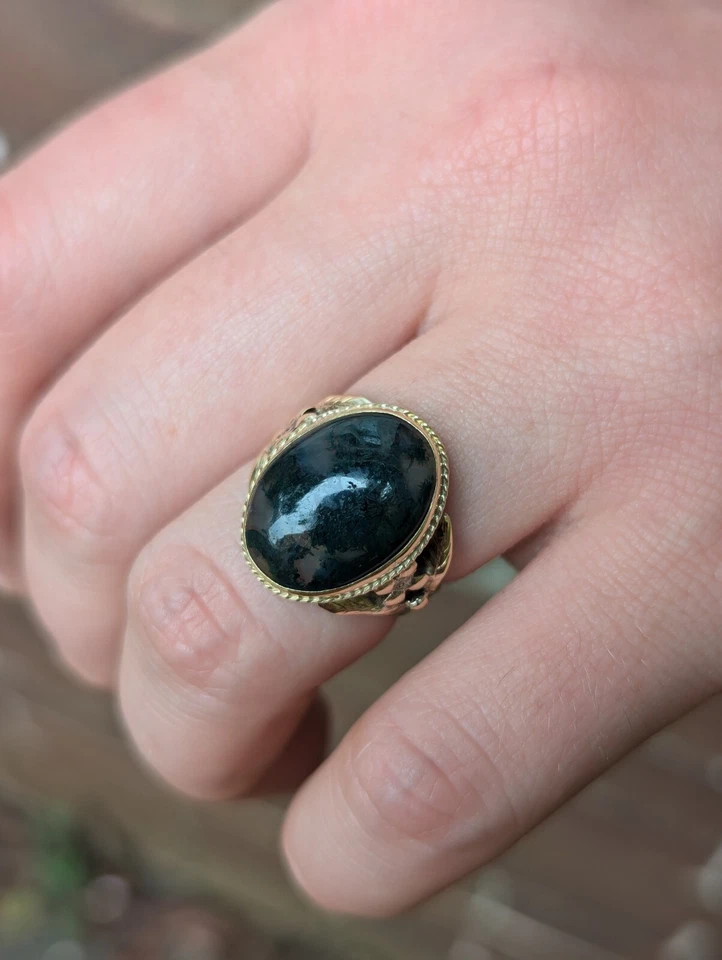 Anillo de sello ovalado de ágata musgo artesanal vintage hoja de flor de oro de 9 quilates talla Q 8 Foto 3 de 4