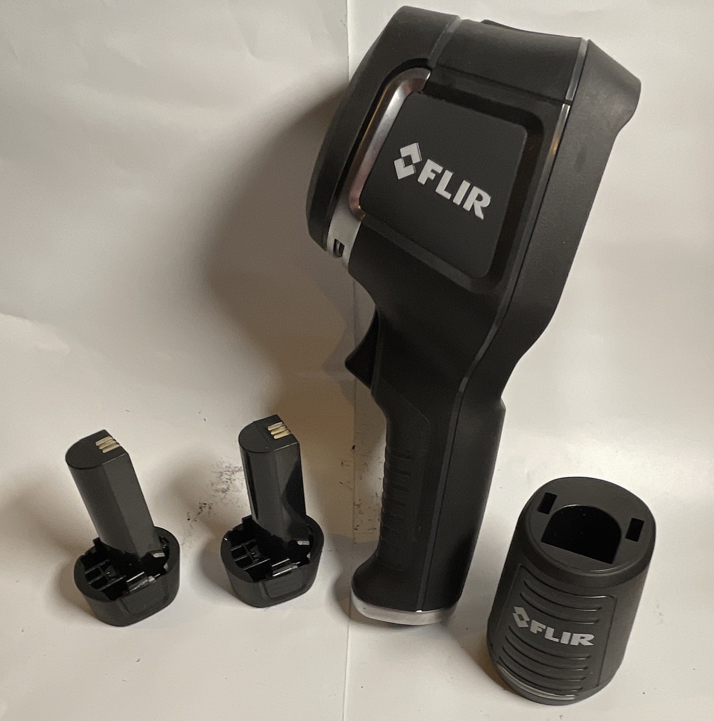 FLIR E8 Thermal Imaging Infrared Camera w/ 2 batteries, charger, case