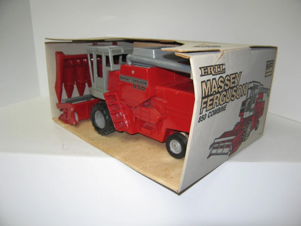 1/20 MASSEY FERGUSON MODEL 850 COMBINE w/BOTH HEADS NIB 1985 vintage - Image 3 of 4
