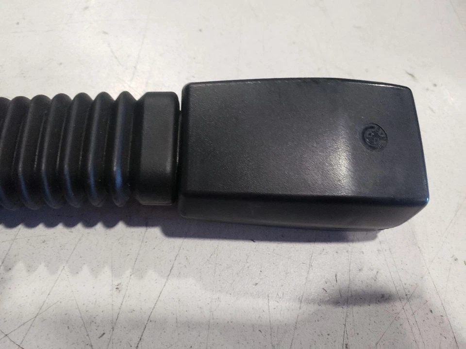 Hebilla del cinturón de seguridad delantero izquierdo - BMW 330CI E46 2001 cupé - 01-06 OEM 8257789 Foto 2 de 4