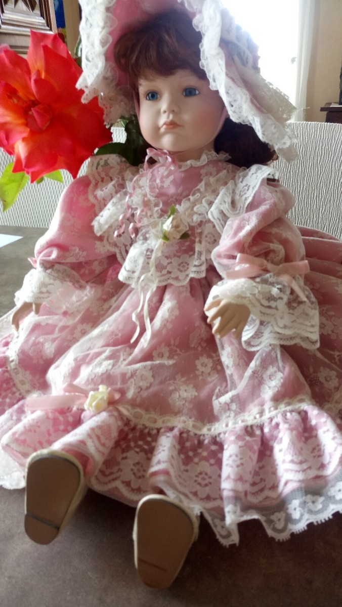 Poupee de collection en porcelaine robe blanche