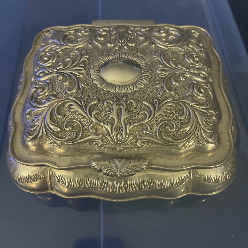 Cómoda plateada con bisagras y forrada de terciopelo rojo Foto 3 de 4