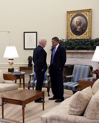 PRESIDENT BARACK OBAMA TALKS w/ JOE BIDEN IN THE OVAL OFFICE 8X10 PHOTO ...