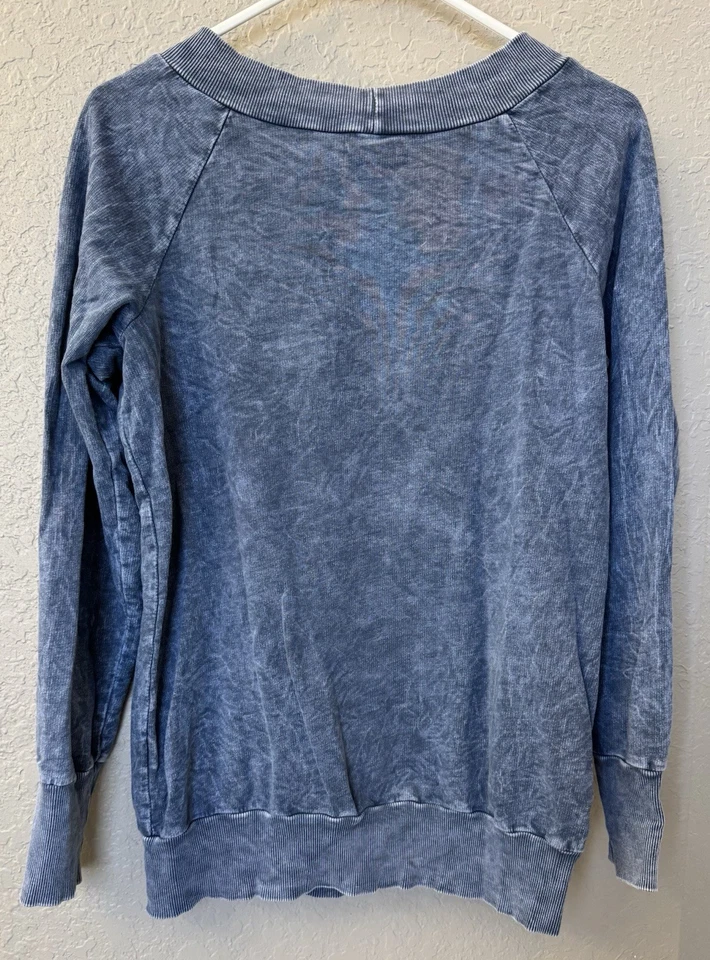 女式粉色莲花蓝色石头水洗运动衫袋鼠口袋大号二手状况完好 — 第 2/3 张图片