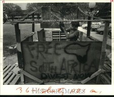 1988 Press Photo Tulane University students build shanty town as part of protest