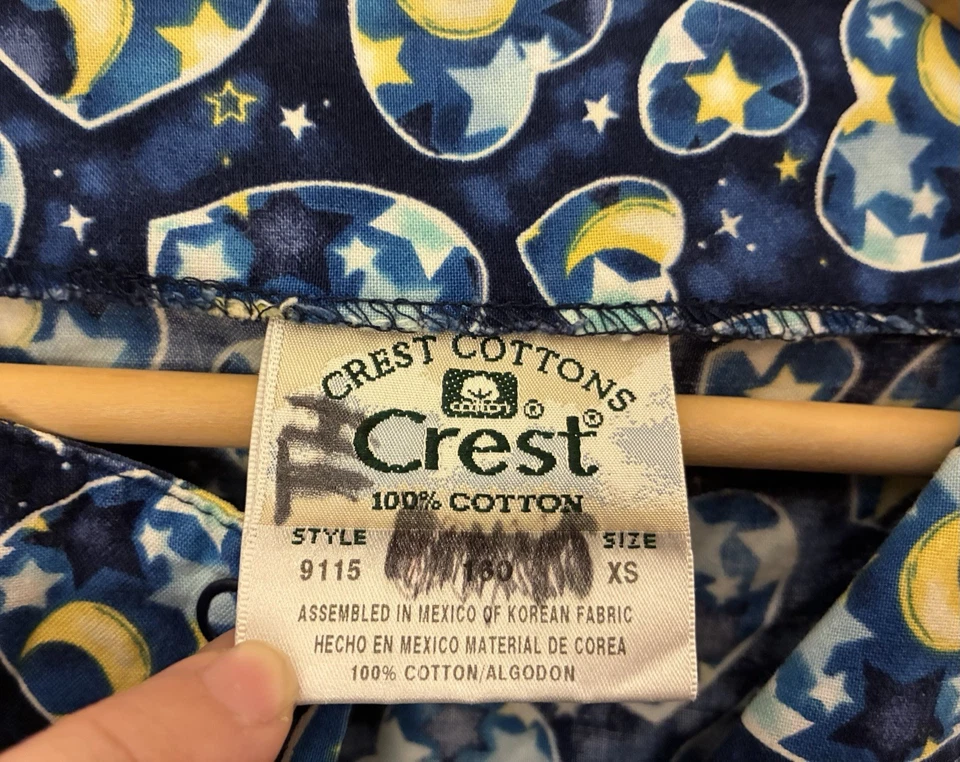 Blusa Médica Crest Cottons Mujer Corazón Luna y Estrellas Botón a Presión Manga Larga Azul XS Foto 2 de 4