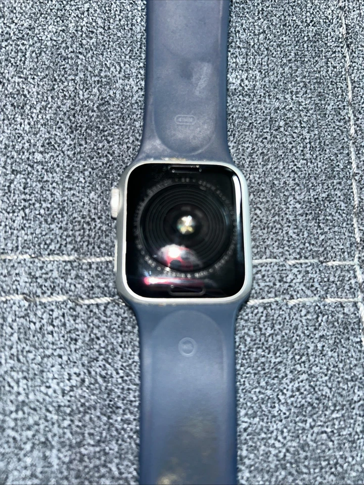 Apple Watch Series 4 40 mm estojo de alumínio prata com pulseira esportiva marinha - Imagem 3 de 4