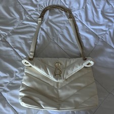 Borsa a tracolla Steve Madden bianca trapuntata catena chevron hardware oro magnetica