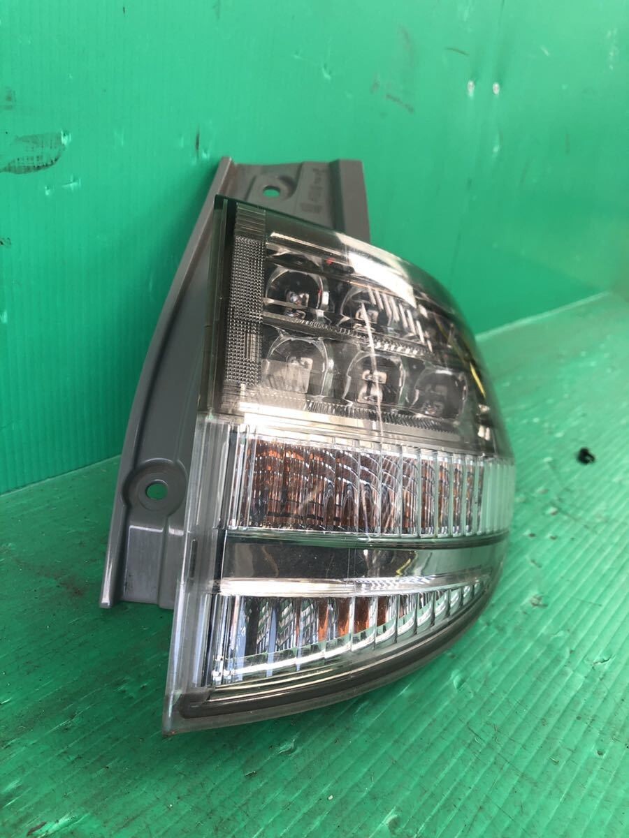 OEM Toyota Estima Previa ACR50 Genuine LED Right Tail Light Lamp