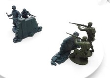 WW2 German VS US Toy solders scale 1:32